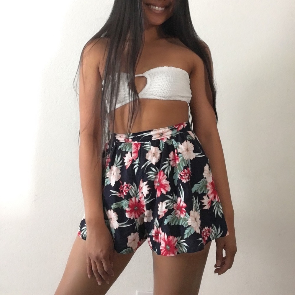 hawaiian print shorts with pockets!